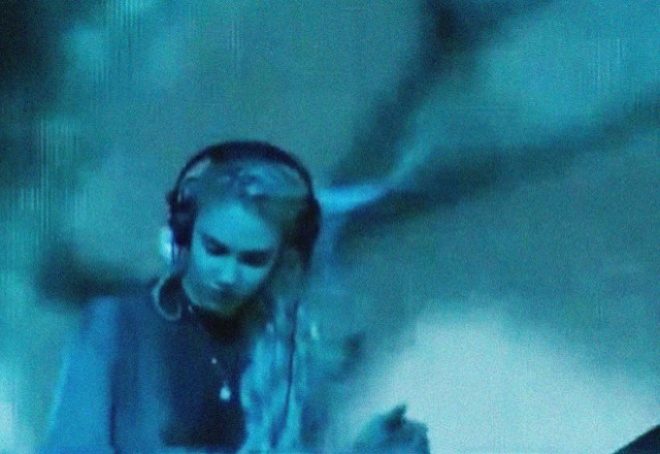 Grimes se izvinila zbog 'katastrofalnog' DJ seta na Coachelli