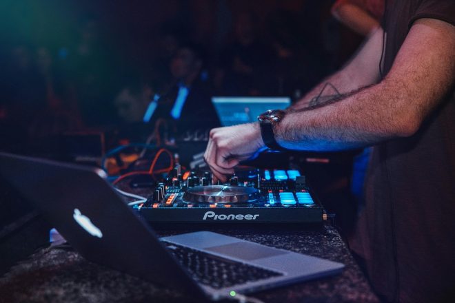 “DJ” među zanimanjima uključenim za britansku vizu za stručne radnika