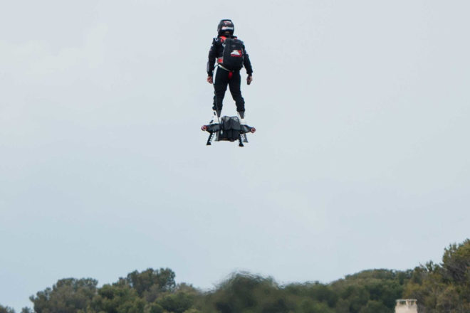 Napravljen najduži let hoverboardom