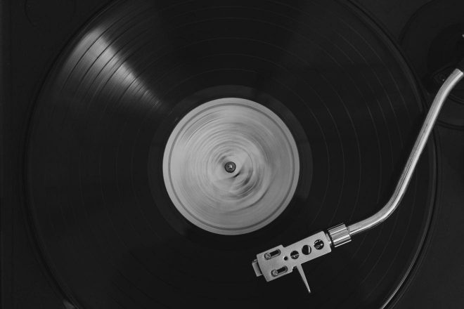Suno, AI generator glazbe, odsad nudi i glazbu na vinilu