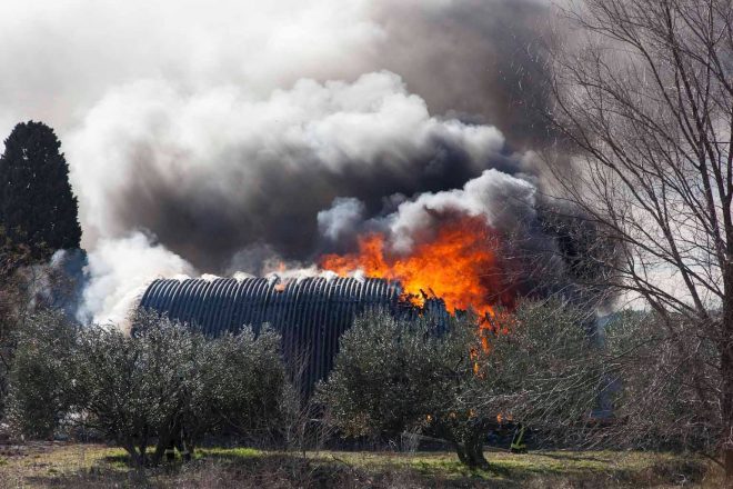 Izgorio hangar unutar bivše vojarne Bribirski knezovi gdje se održavaju koncerti i partyji