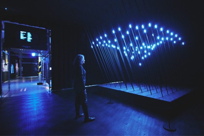 Ne propustite virtualnu turu kroz izložbu “Elektronika: Od Kraftwerka do Chemical Brothersa”