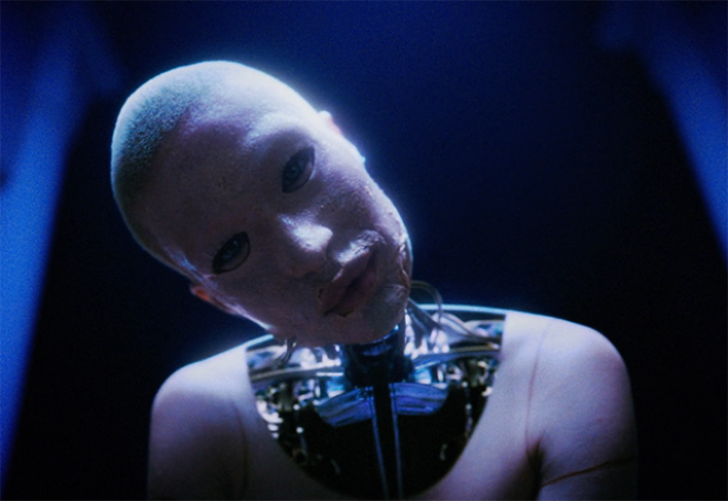 Justice predstavili video za singl 'Generator', koji uključuje sex robote i istraživanje seksualnosti u doba moderne tehnologije